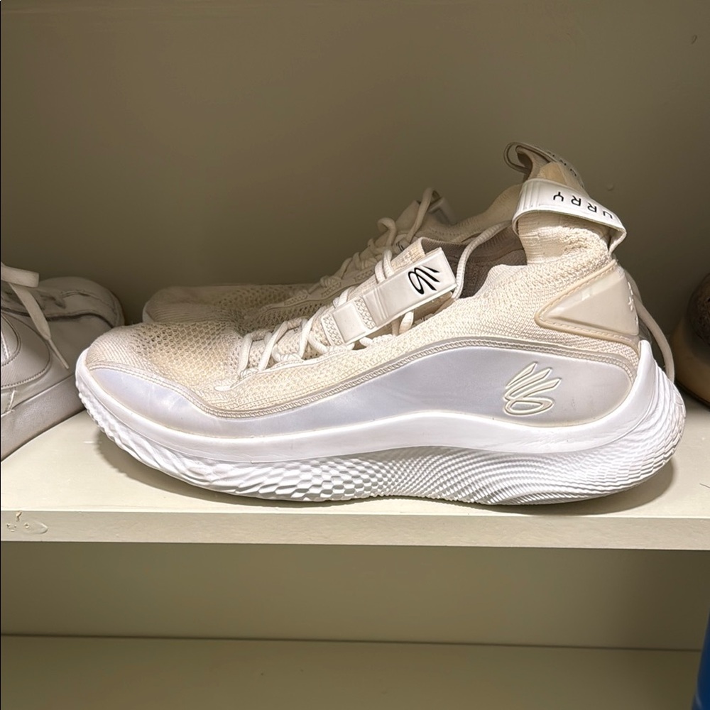 Men’s  White Curry Flow 8s
